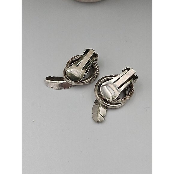 Vintage Silver Tone Textured Curved Leaf Feather Clip On Earrings - Picture 2 of 3